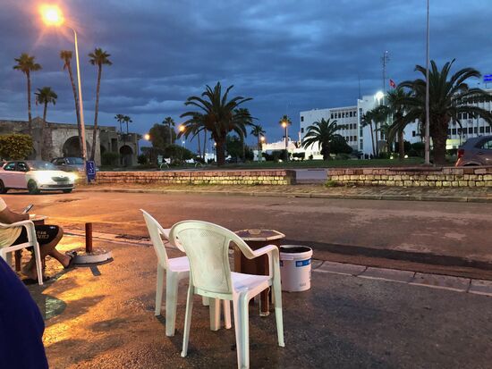 letzter Eindruck von Tunesien im einem Café am Hafen