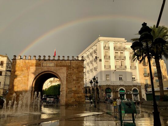 das große steinerne Tor leuchtet im rötlichen Licht der flachen Sonne