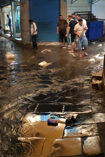 zu groß ist die Pfütze geworden, zu tief für den Freibord der Sandalen, kein Ausweg