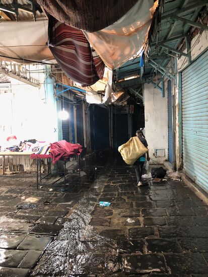 schwere Wassersäcke hängen über unseren Köpfen