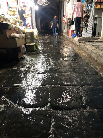 ein plötzlicher Regenguss. Wasser im Souk!