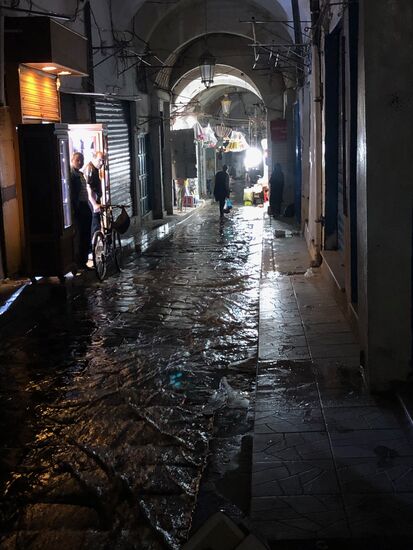 in der Mitte der Gasse hat sich schon ein kleiner Fluss gebildet, der schnell anschwillt