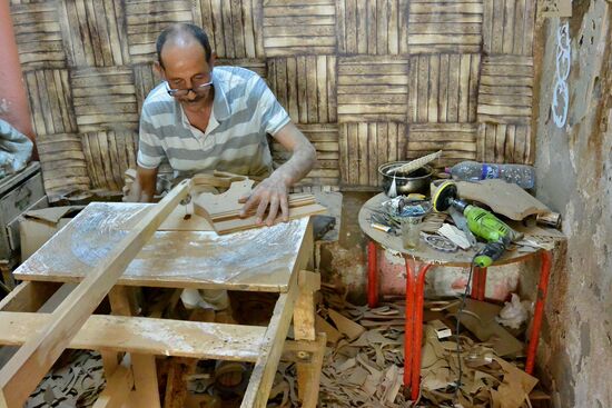 der Tischler an seiner selbst gebauten Stichsäge