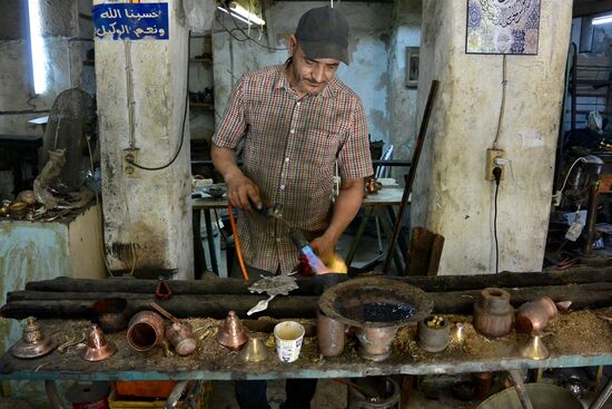 hier werden die Kupferteile der Kessel zusammengelötet