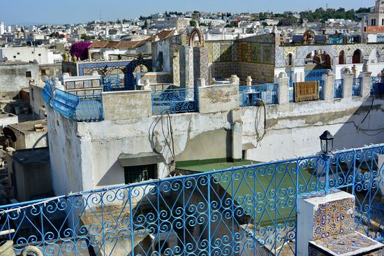 um die große Moschee haben sich Kaffeehäuser mit Dachterrassen angesiedelt