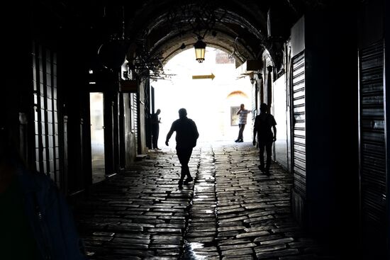 Schattengestalten in den Gängen des Souk