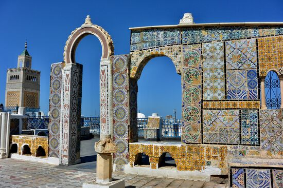 reich verzierte Caféhausterrassen