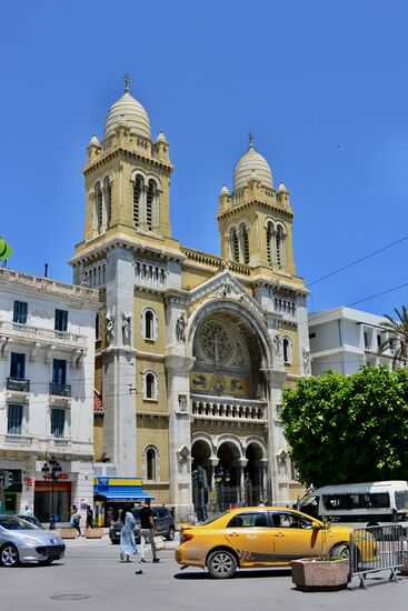 an einem Sonntag von einsatzbereiten Panzern bewachte christliche Kathedrale