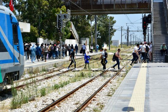 der hier nicht unübliche Weg, die Gleise zu überqueren
