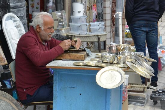 Ein Kunsthandwerker vor seinem Geschäft