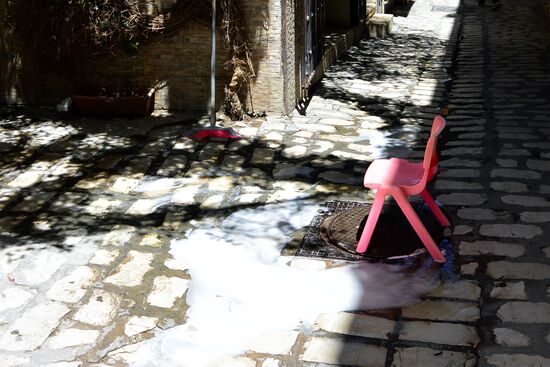 Hinweis auf einen offenen Gullydeckel