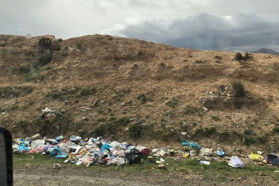 Am Straßenrand die Reste unserer Zivilisation.