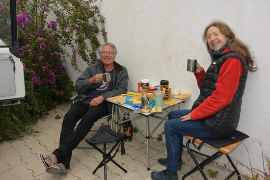Mahlzeit im Schutz einer weiß getünchten Mauer