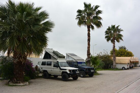 Auf dem Parkplatz vor der Jugendherberge.