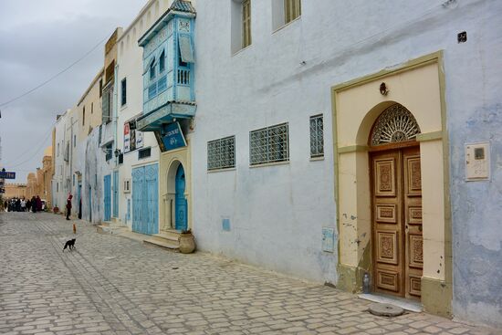 Kairouan, menschenleere Häuserzeile