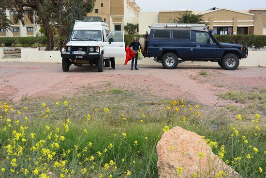 Vor dem Hotel "Sufetula"