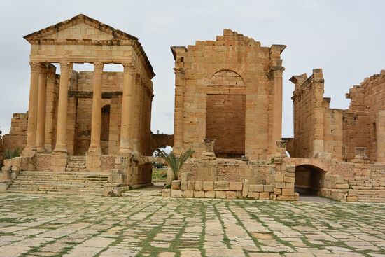 die letzten noch stehenden Gebäude der Stadt
