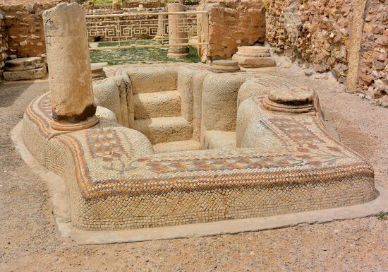 mit Mosaiken verziertes Taufbecken