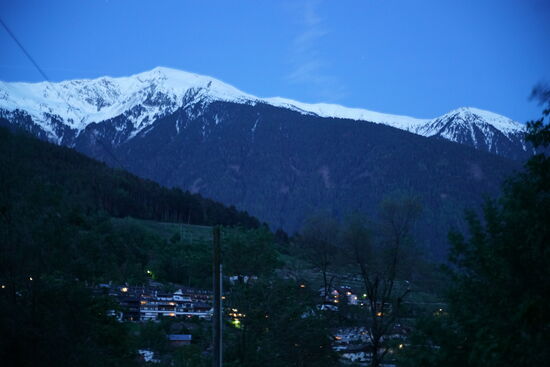 der Schnee liegt im Mai noch auf den Berggipfeln