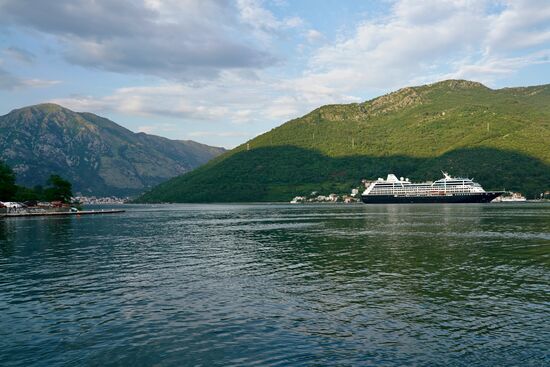 die "Azamara Journey" in der Bucht von Kotor