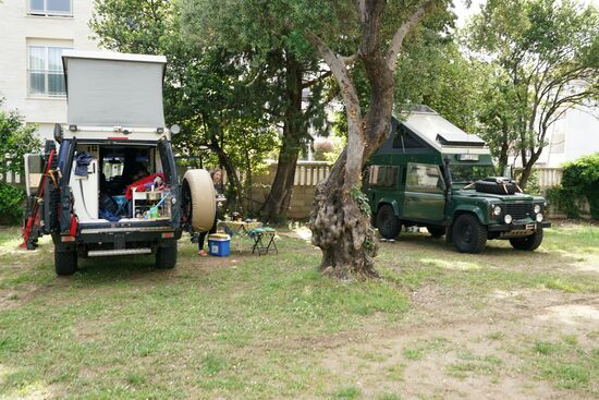 im Olivenhain auf dem Camp in Budva