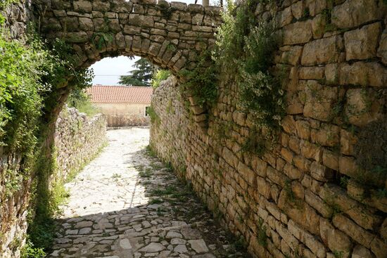 verwinkelte Gassen durch alte Steine