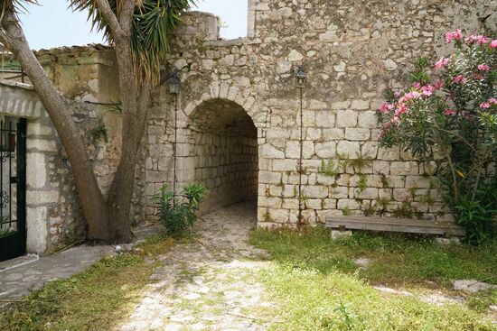 die Wege führen durch Tunnel unter den Häusern durch