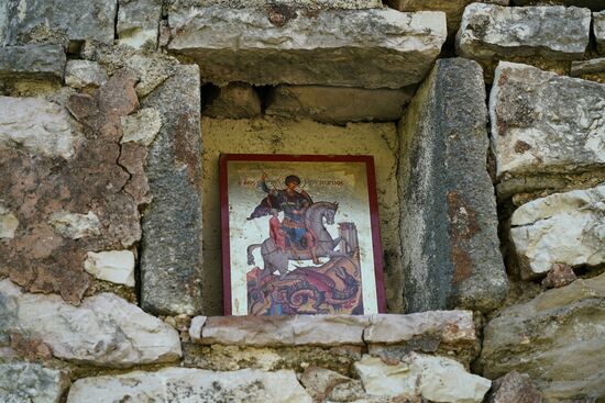 das Bild oberhalb der Eingangspforte