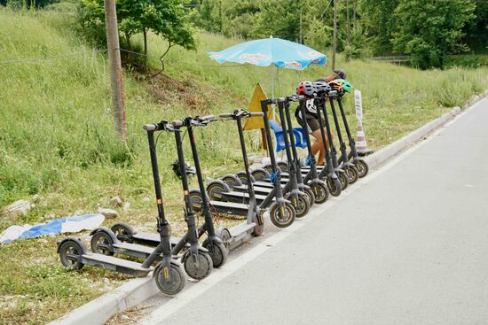 E-Rollerverleih am Anfang der Straße zum "Blue Eye"