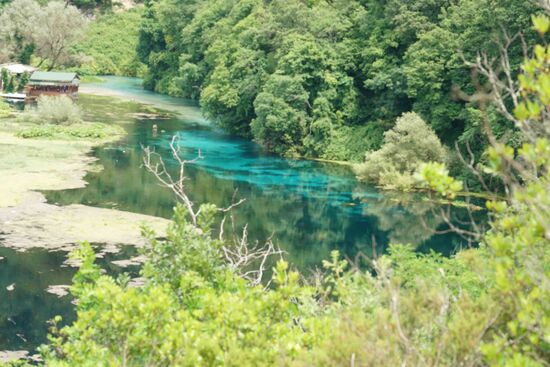 ein Gewässer mit unnatürlich blaugrüner Farbe erwartet uns