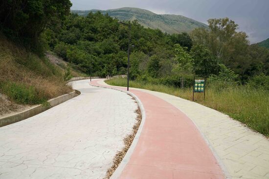 der ehemalige Waldweg ist heute eine Fußgängerautobahn zur Quelle