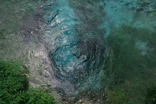 der unter Wasser heraufquellende Wasserstrahl