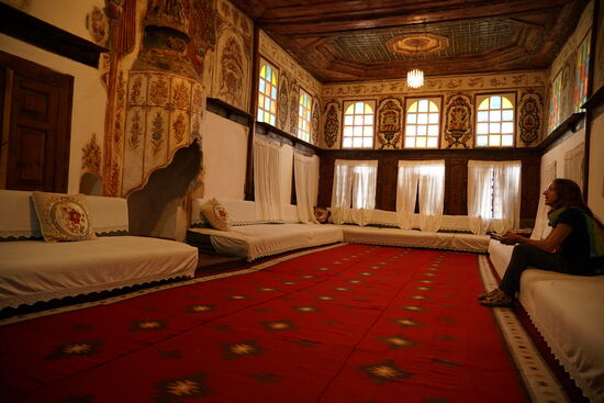 im Festsaal des Zekate-Hauses