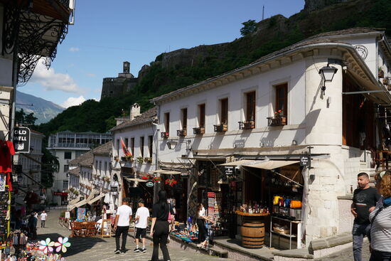 Gjirokastra Oberstadt, Hauptstraße mit Souvenirläden und Restaurants
