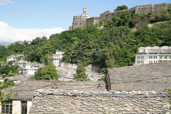 oberhalb der silbrig schimmernden Schieferdächern die Burg von Ali Pasha von Tepelene