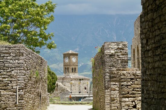 der Uhrenturm, auf dem die fünf Gebetszeiten im muslimischen Tagesablauf angezeigtt werden