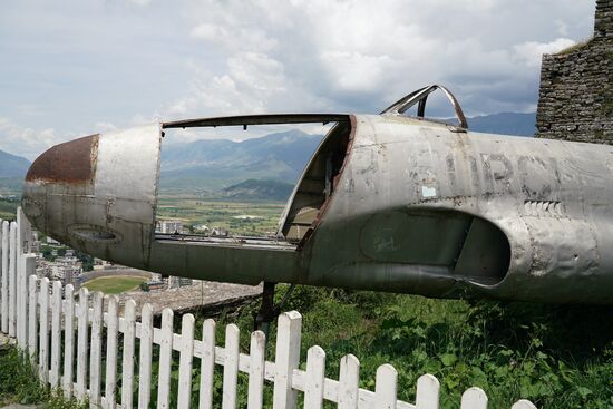 die Reste einer angeblichen Kriegsbeute der Albaner aus dem 2. Weltkrieg