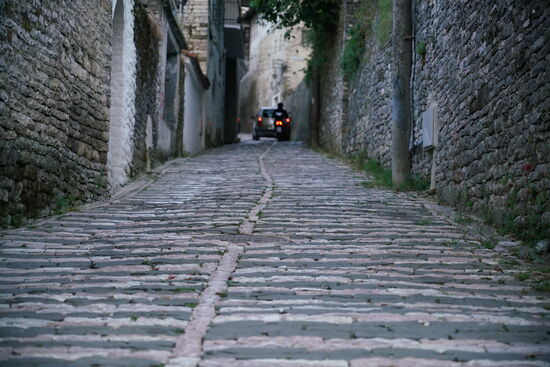 Gjirokastras steile, mit Speckstein gepflasterte Straßen