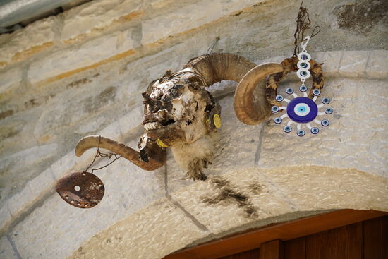 Symbole oberhalb der Tür eines Wohnhauses