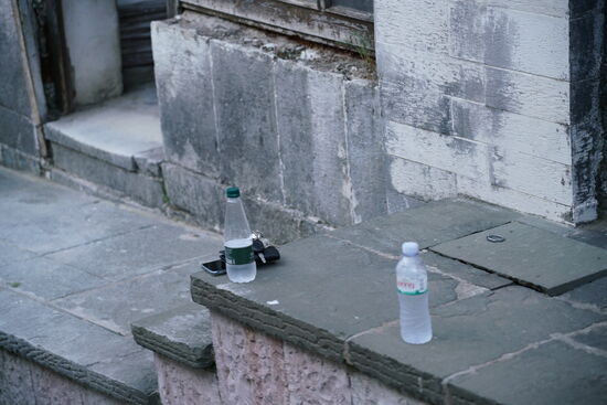 Autoschlüssel und Handy auf dem Bürgersteig abgelegt.
Sicherheit scheint hier kein Problem zu sein.