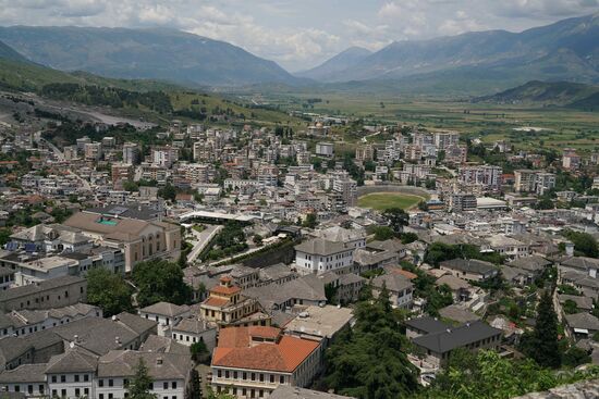 die Unterstadt mit Stadion am Fuß der Berge. Hier wohnen die Einheimischen