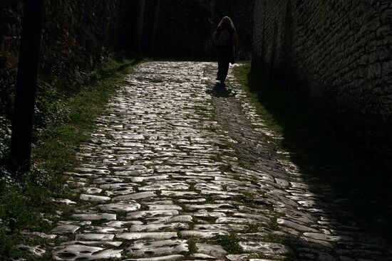 eine der steilen Straßen von Gjirokastra