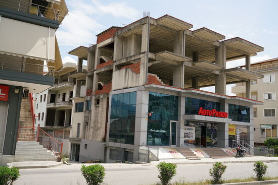 oben noch eine Baustelle, unten werden schon piekfeine Geschäfte gemacht