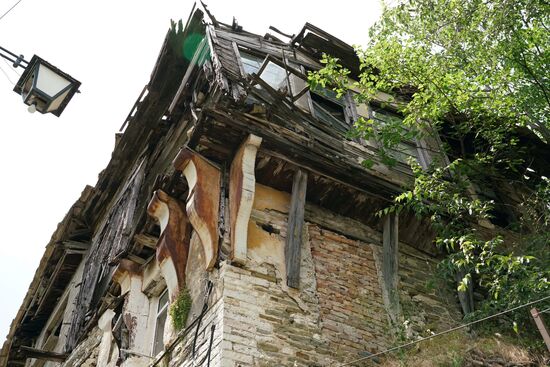 viele Häuser sind dem Zerfall ausgeliefert, weil die Gelde für die denkmalgerechte Renovierungen fehlen