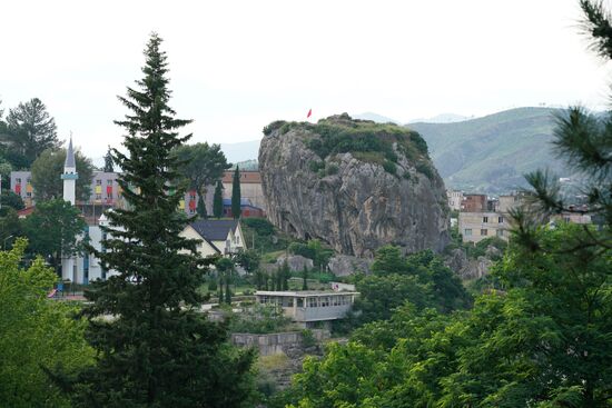 dieser markante Fels am Fluss wird gerne als Aussichtsplattform über die Stadt genutzt