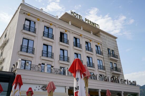 riesig trohnt das Hotel Permeti über dem zentralen Platz