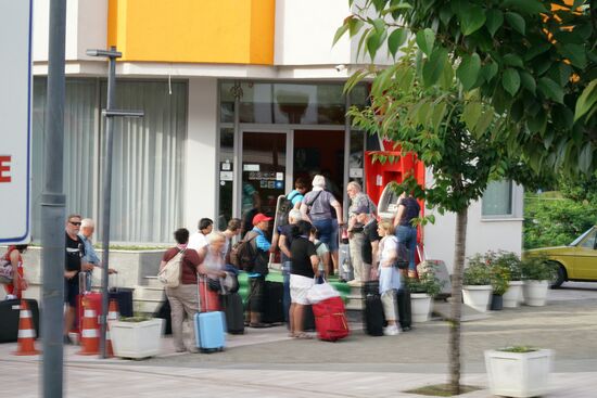 wieder hat einer der Reisebusse seine Fracht entladen