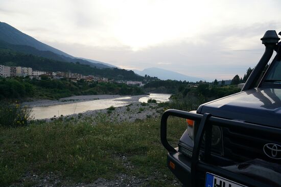 Rückblick auf die Stadt mit modernen Ambitionen am Fluss