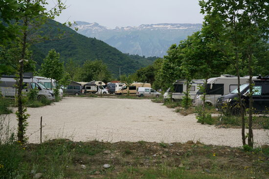 viel Betrieb auf dem kostenlosen Parkplatz vor den Thermalquellen