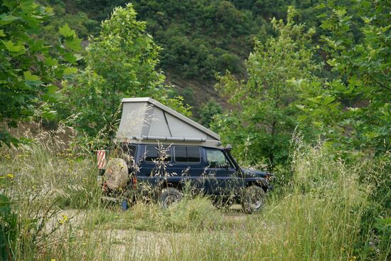 etwas abseits im Gelände am Fluss